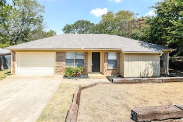 6407 Woods Edge Dr Arlington, TX 76016